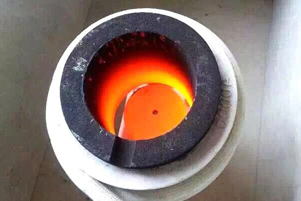 贵金属熔炼炉，它是一种采用中频麻豆福利导航加热设备的环保熔炼炉