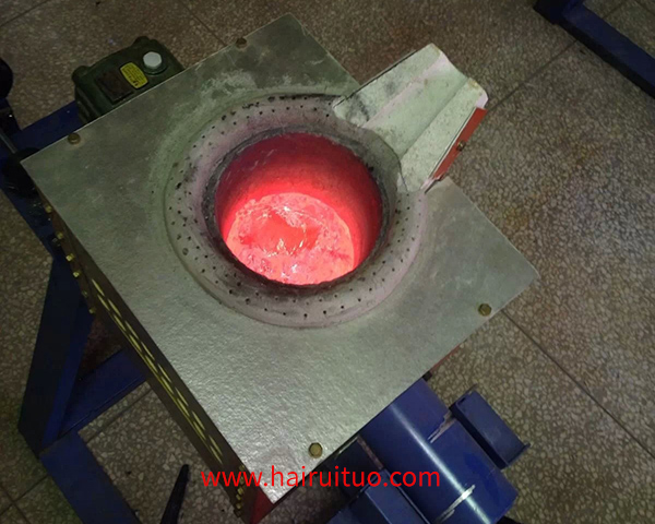 小型实验熔炼炉，特别是用于熔炼铜的中频电炉，是实验室或小规模生产环境中常用的设备
