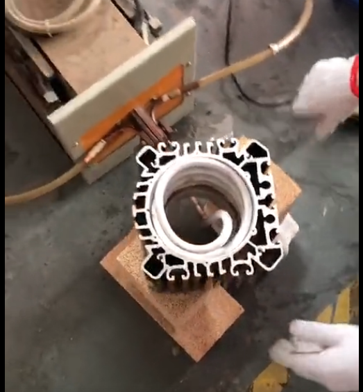 电机热套是利用高频机将轴承等零件套装到电机轴上的工艺，通过高频电流加热实现快速装配