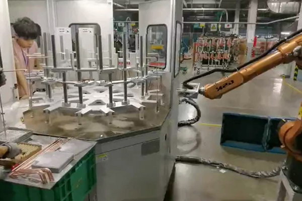 工厂实拍，配备机械手臂的高频钎焊设备焊接铜管